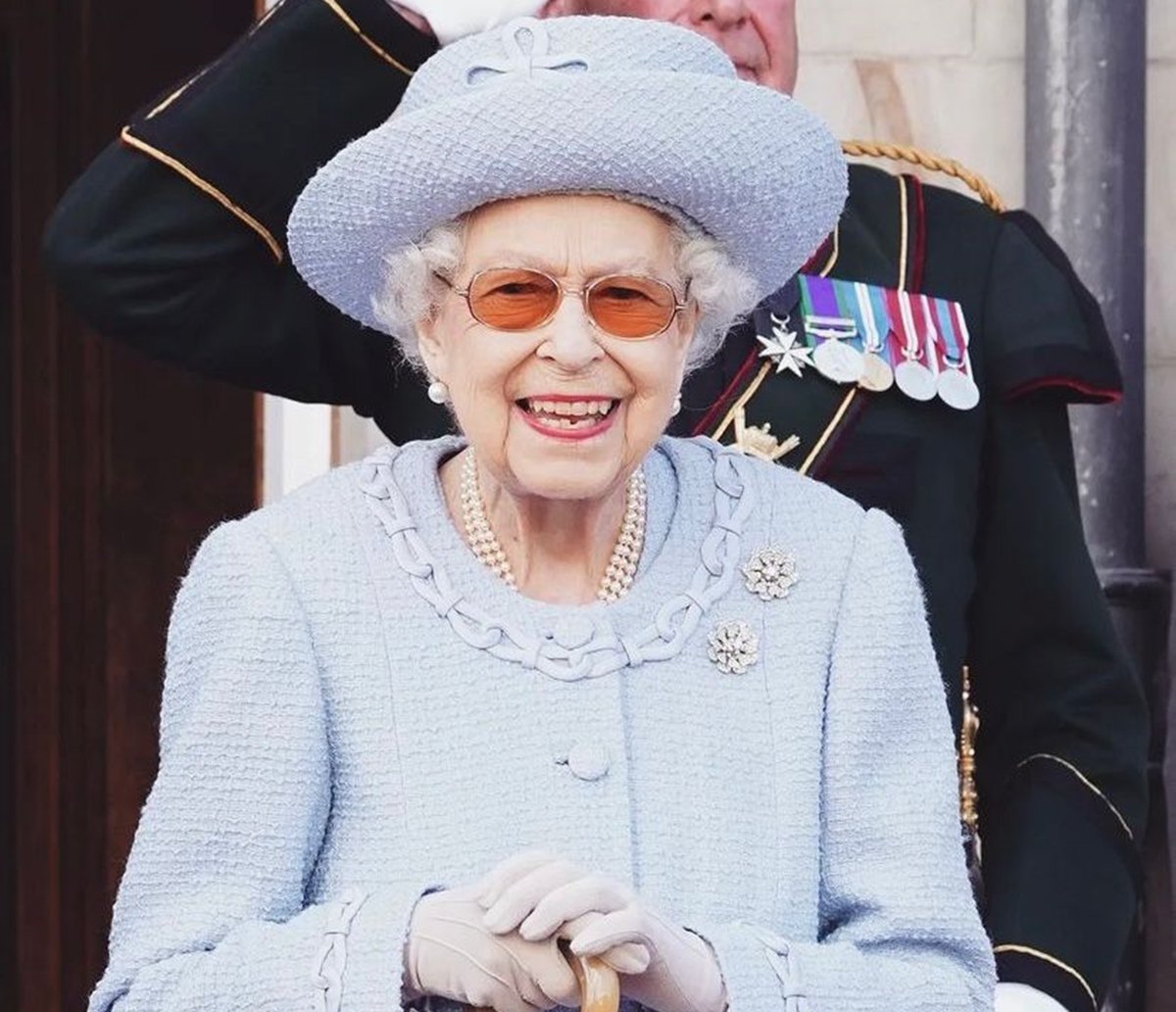 Estado de saúde da rainha Elizabeth II preocupa médicos; "continua confortável e em Balmoral" 