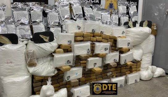 Polícia prende carreta da distribuição da droga em Feira de Santana; R$ 2,5 milhões de prejuízo  