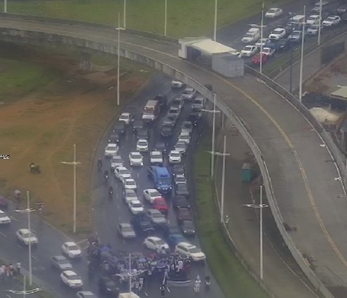 Enfermeiros fazem manifestação e trânsito fica congestionado na Avenida ACM; entenda as reinvindicações da classe