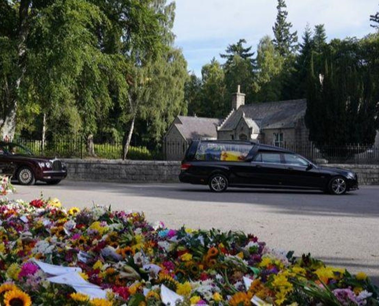 Cortejo da Rainha Elizabeth II chega à capital da Escócia; milhares de pessoas celebraram o momento