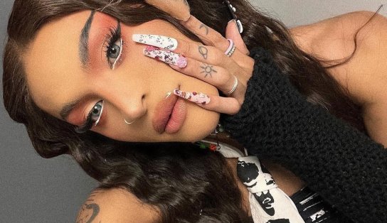 Pabllo Vittar ousa em fotos na praia e bumbum da cantora é comparado ao pão de açúcar; confira 