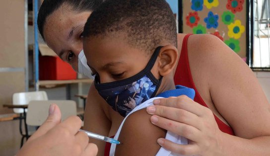 Atenção papai e mamãe: imunização contra pólio e multivacinação segue ativa nas escolas de Salvador  