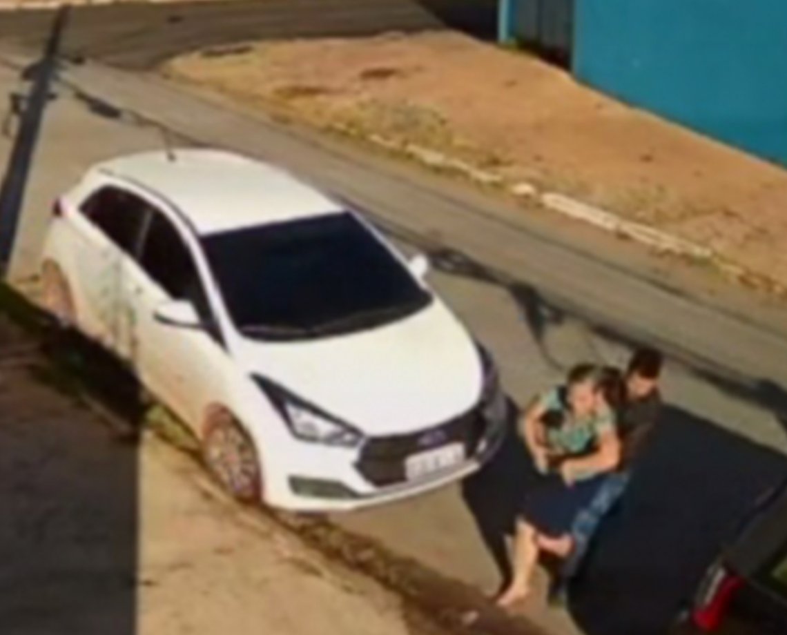 VÍDEO: Bandidos simulam acidente de trânsito e roubam carro de mulher