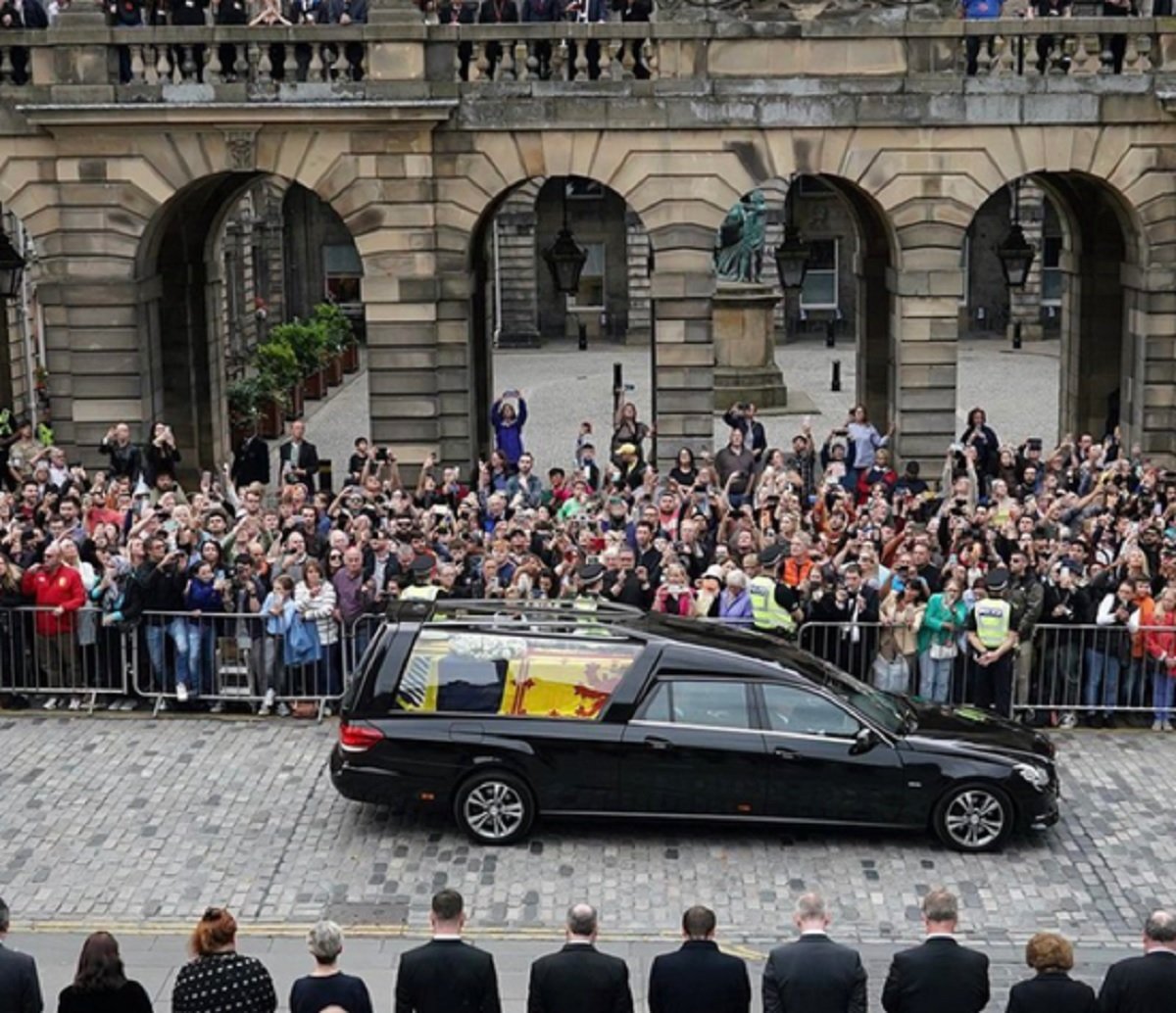 Caixão da rainha Elizabeth II chega ao Palácio de Buckingham; súditos deixam flores nos parques reais