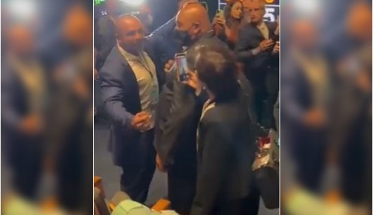  Deputado ataca jornalista em debate e tem celular arremessado por diretor da emissora; veja vídeo 