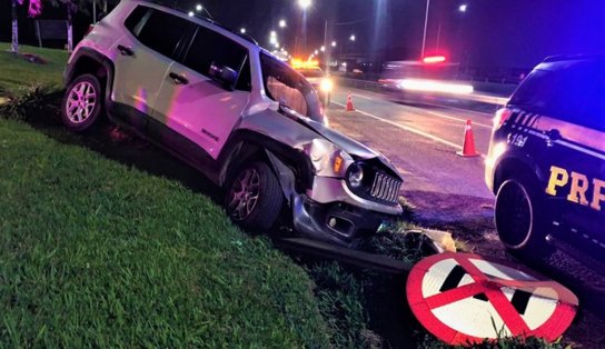 Em carro roubado, motorista perde controle e tomba em canteiro após perseguição policial