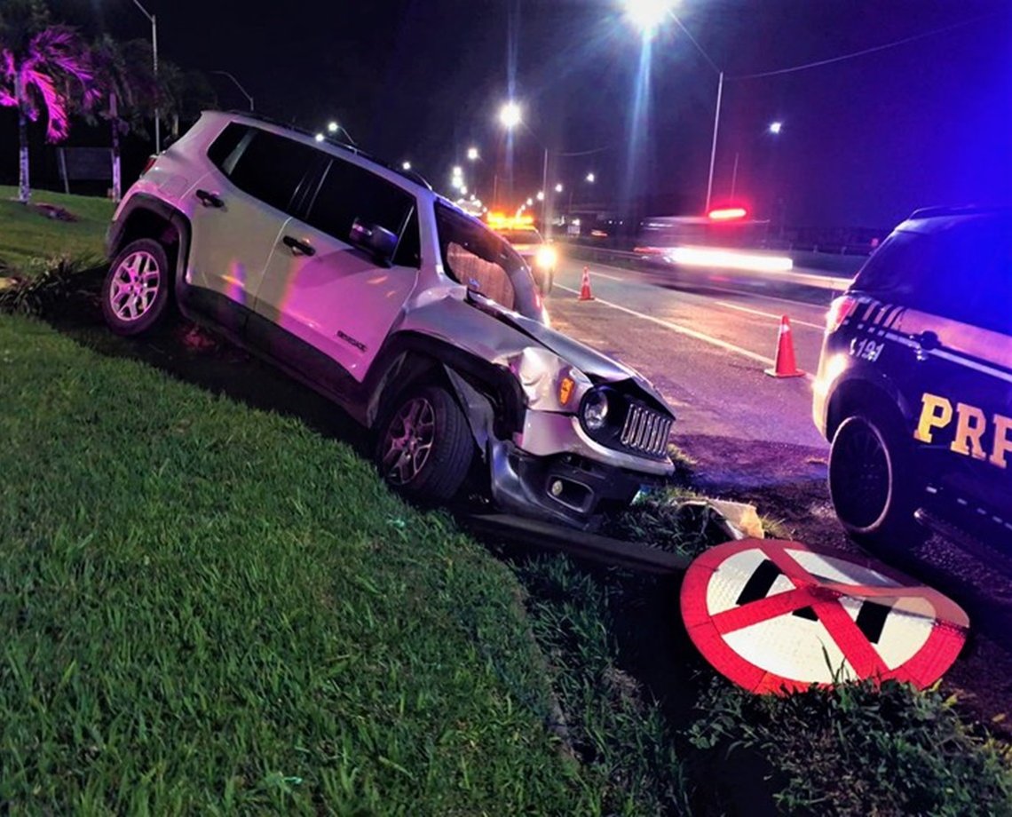 Em carro roubado, motorista perde controle e tomba em canteiro após perseguição policial