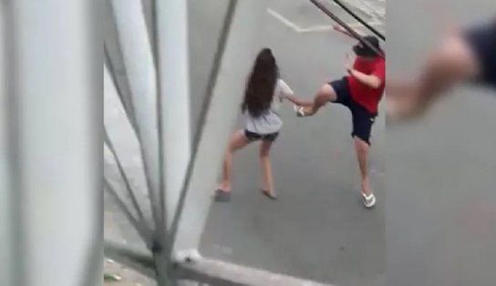 Mulher é agredida por companheiro no meio da rua; “Meu amor, você vai me matar?”