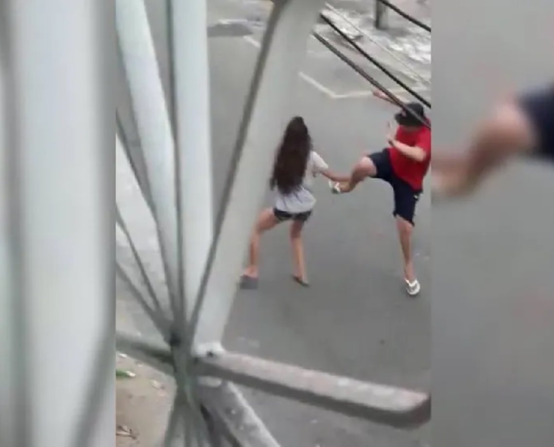 Mulher é agredida por companheiro no meio da rua; “Meu amor, você vai me matar?”