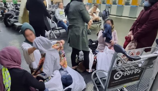 Refugiados afegãos que estavam em aeroporto de São Paulo são encaminhados para hotéis na cidade