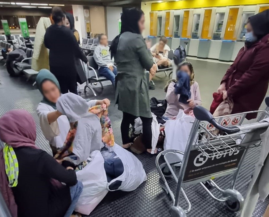 Refugiados afegãos que estavam em aeroporto de São Paulo são encaminhados para hotéis na cidade