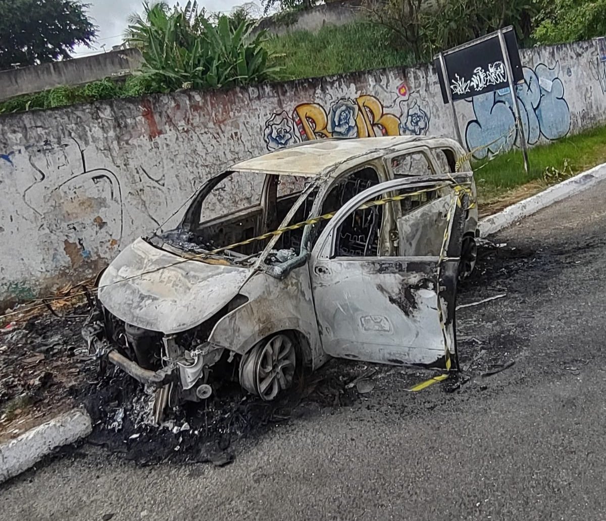 Corpo é encontrado carbonizado dentro de carro incendiado no Vale do Queimadinho, em Salvador