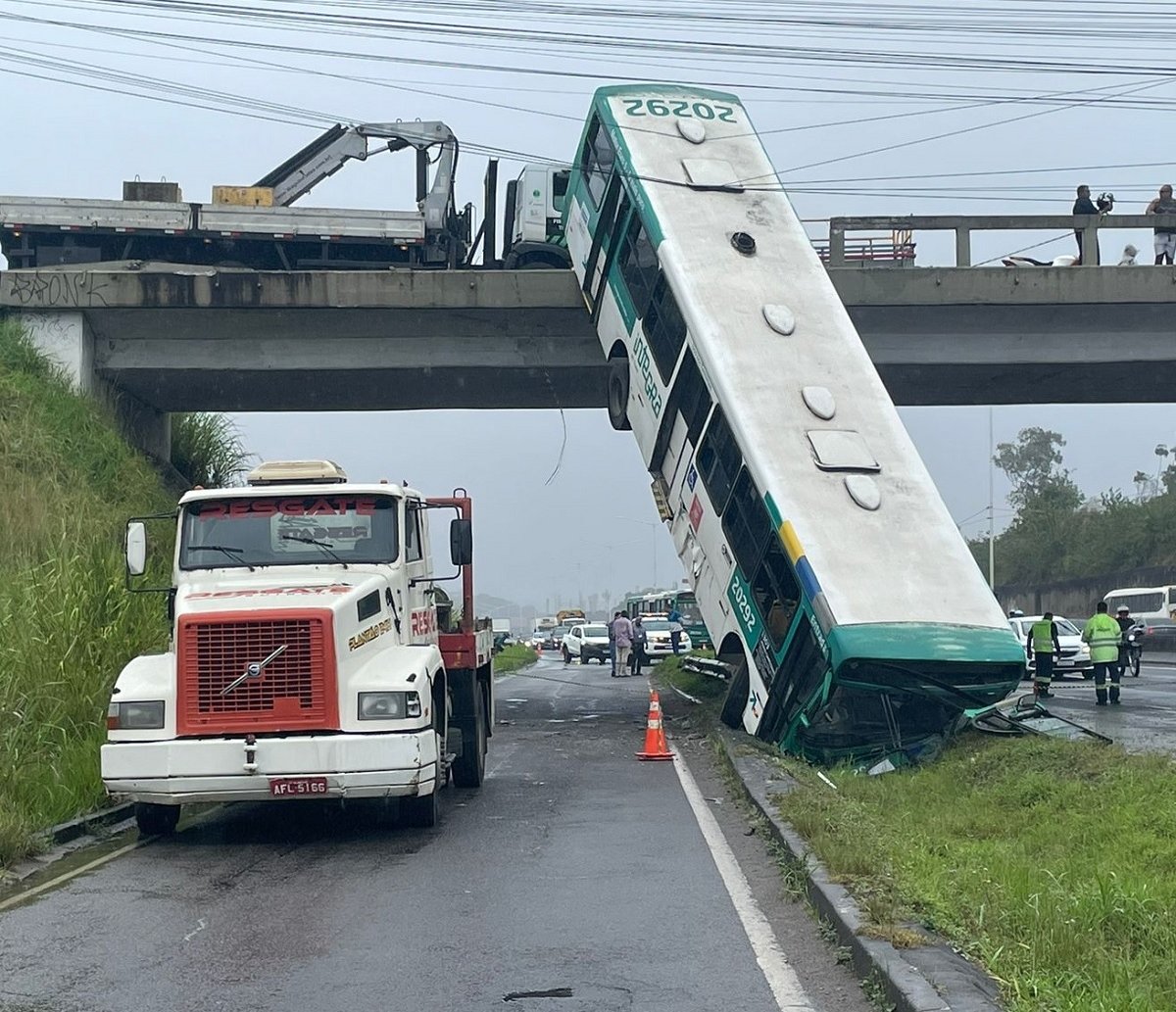 Motorista perde controle da direção e fica ferido após ônibus cair de viaduto na BR-324