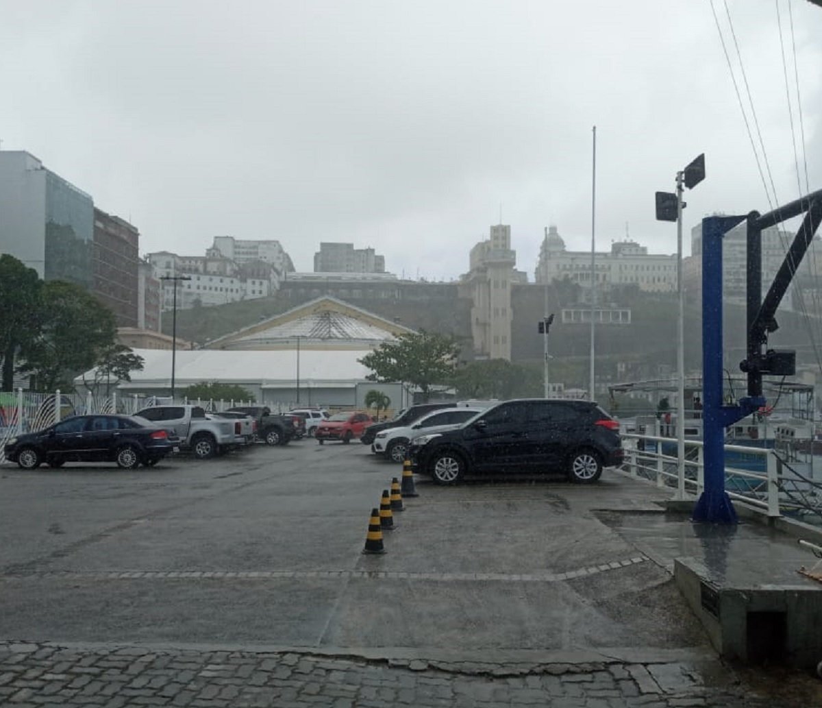 Tempo fechado: chuva ao longo do dia é prevista nesta segunda-feira em Salvador