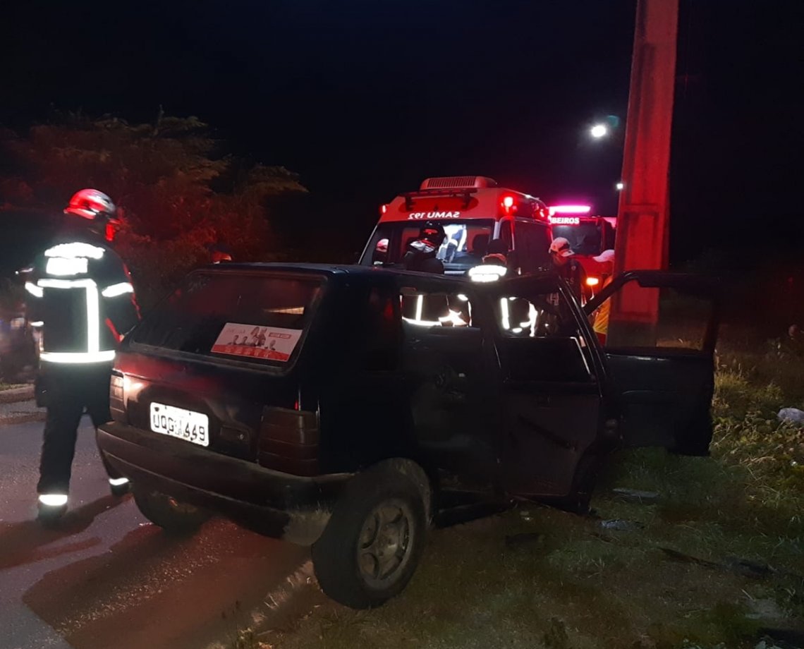 Bombeiros resgatam vítimas presas em ferragens após acidente de carro em Paulo Afonso 