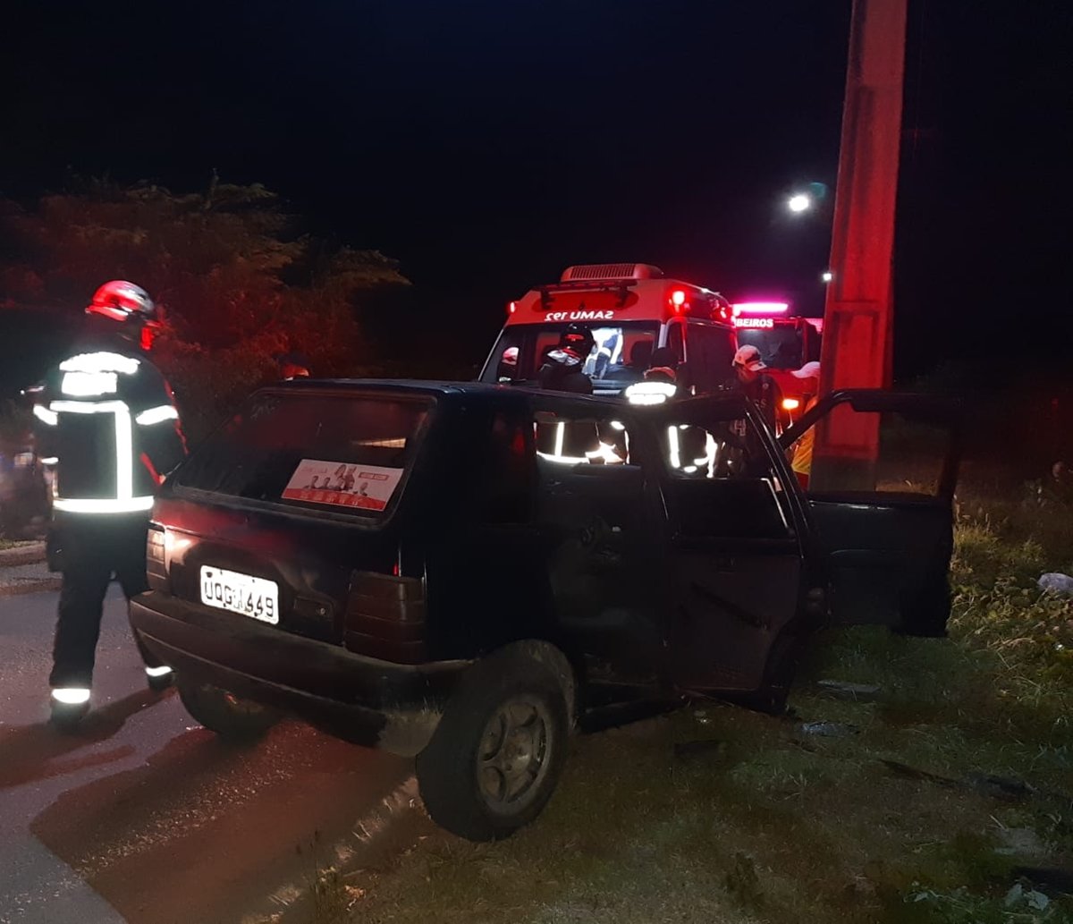 Bombeiros resgatam vítimas presas em ferragens após acidente de carro em Paulo Afonso 