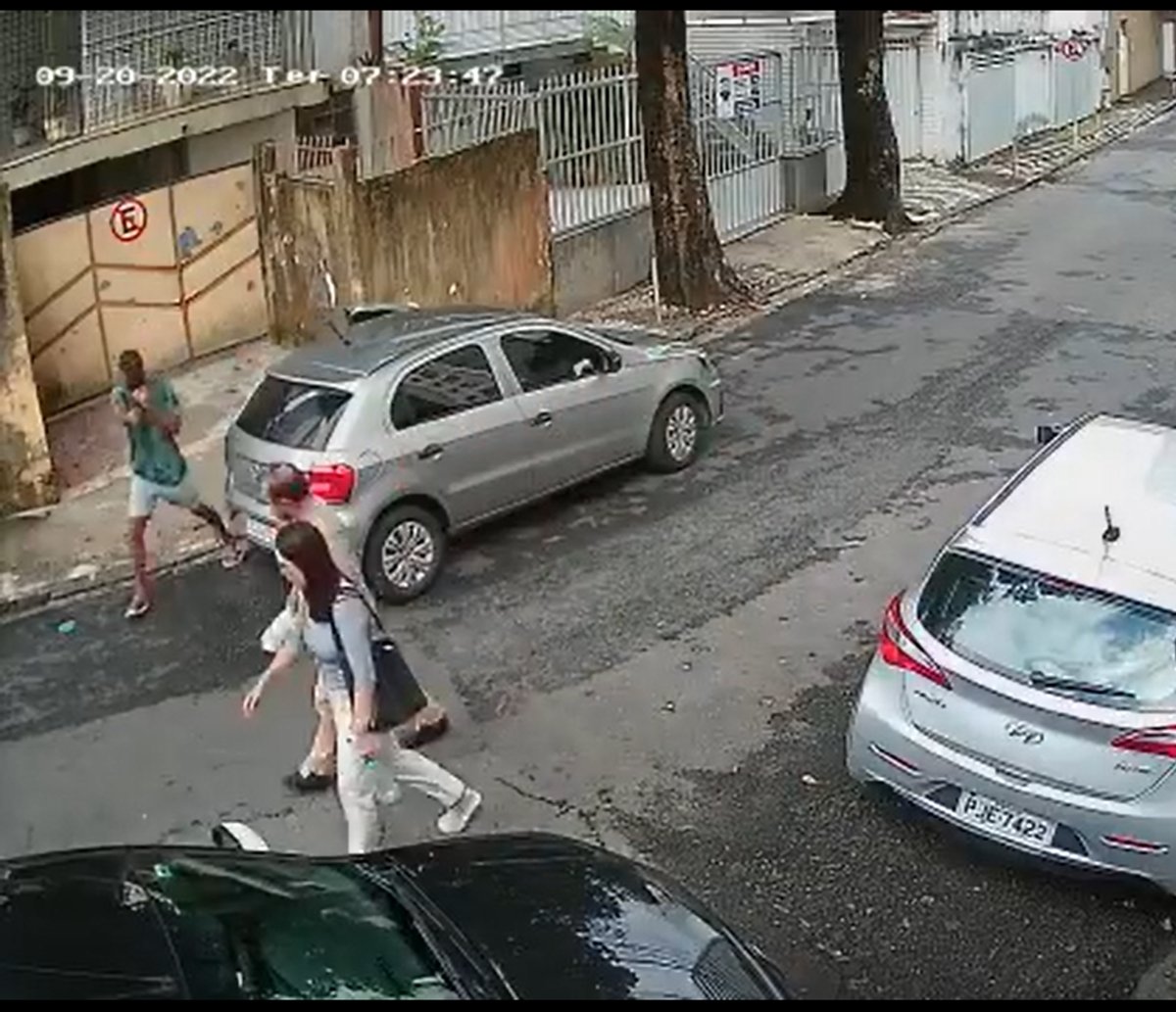 Casal é assaltado por homem armado no bairro da Graça, em Salvador, e vídeo mostra tudo 