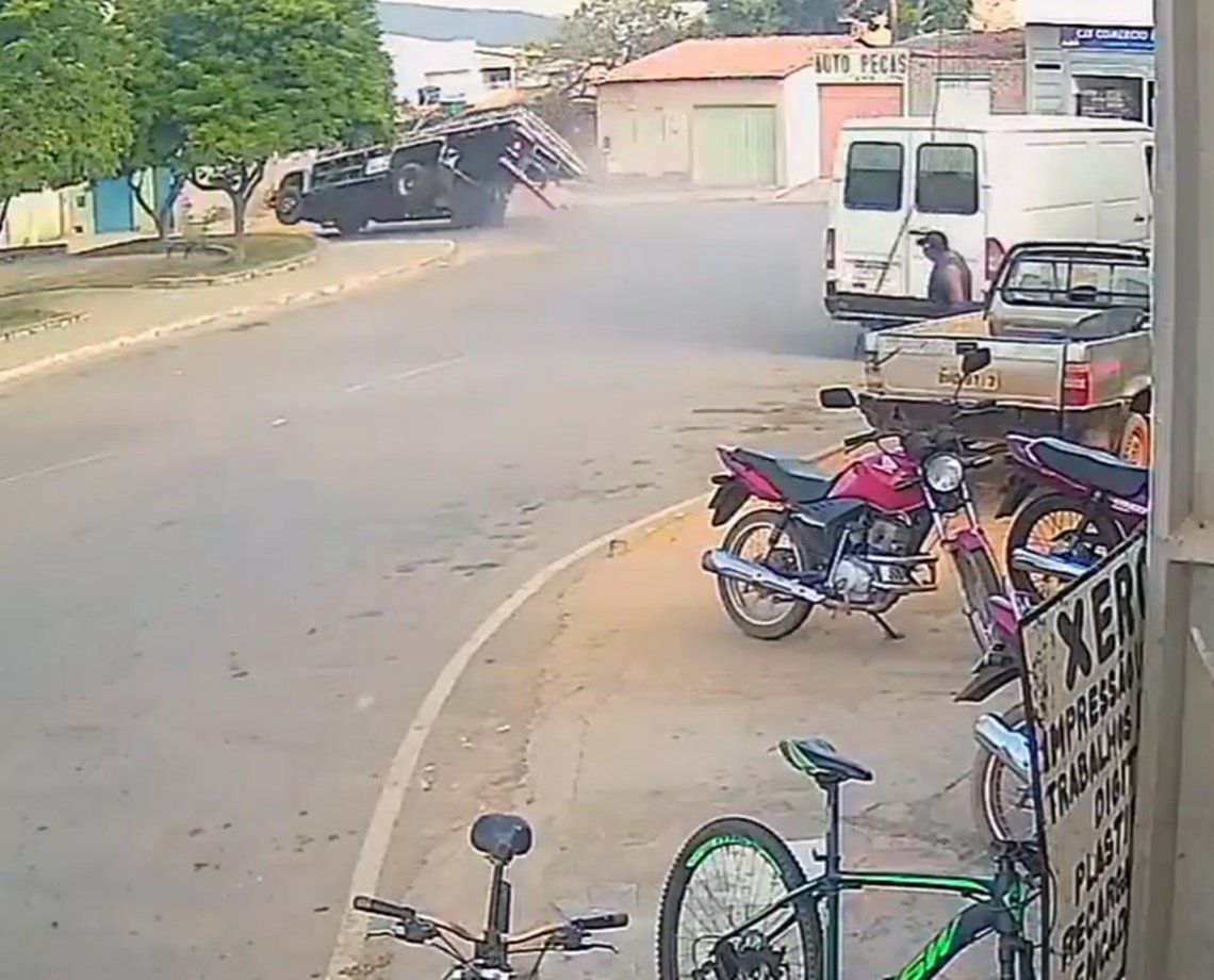 Vídeo: caminhão com barras de ferro perde freios e tomba em curva na Chapada Diamantina