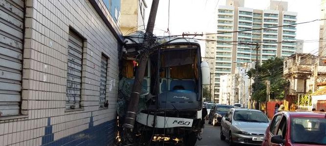 Ônibus arrasta poste, após colidir com carro na Avenida Cardeal da Silva