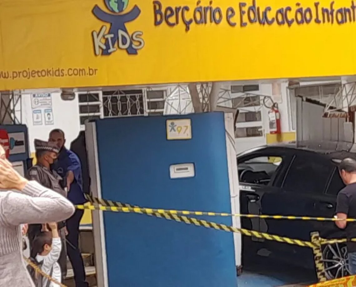 Criança de 4 anos morre após BMW bater contra portão de escola em SP