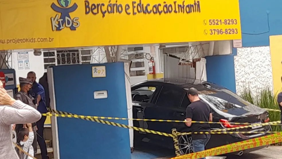 Criança de 4 anos morre após BMW bater contra portão de escola em SP