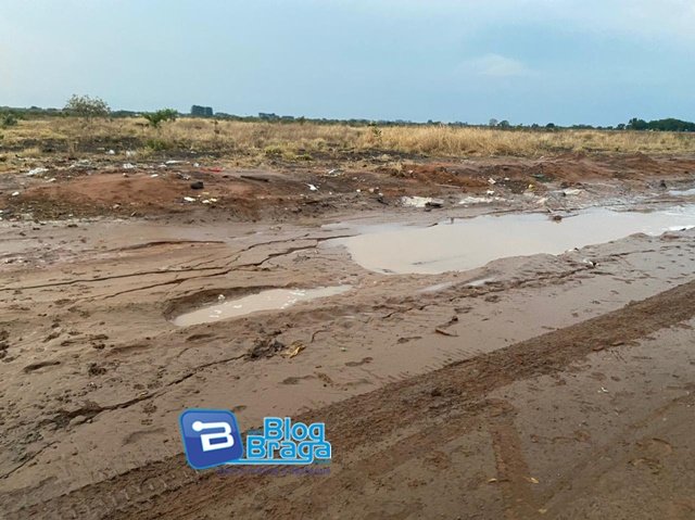 Chuva provoca alagamentos e deixa carros atolados em Luís Eduardo Magalhães