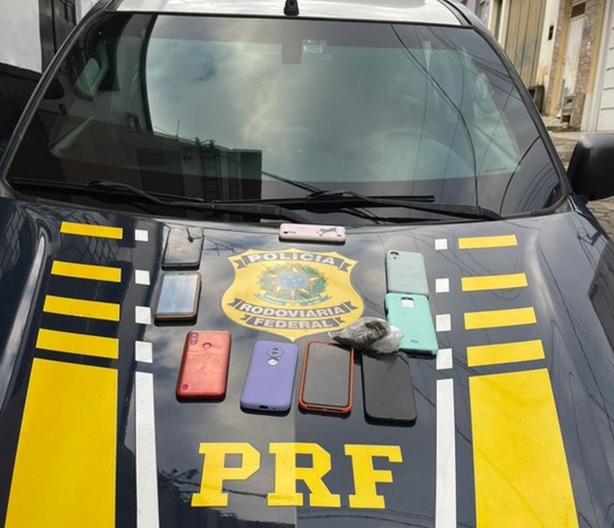 PRF prende suspeitos com nove celulares e maconha na Bahia  