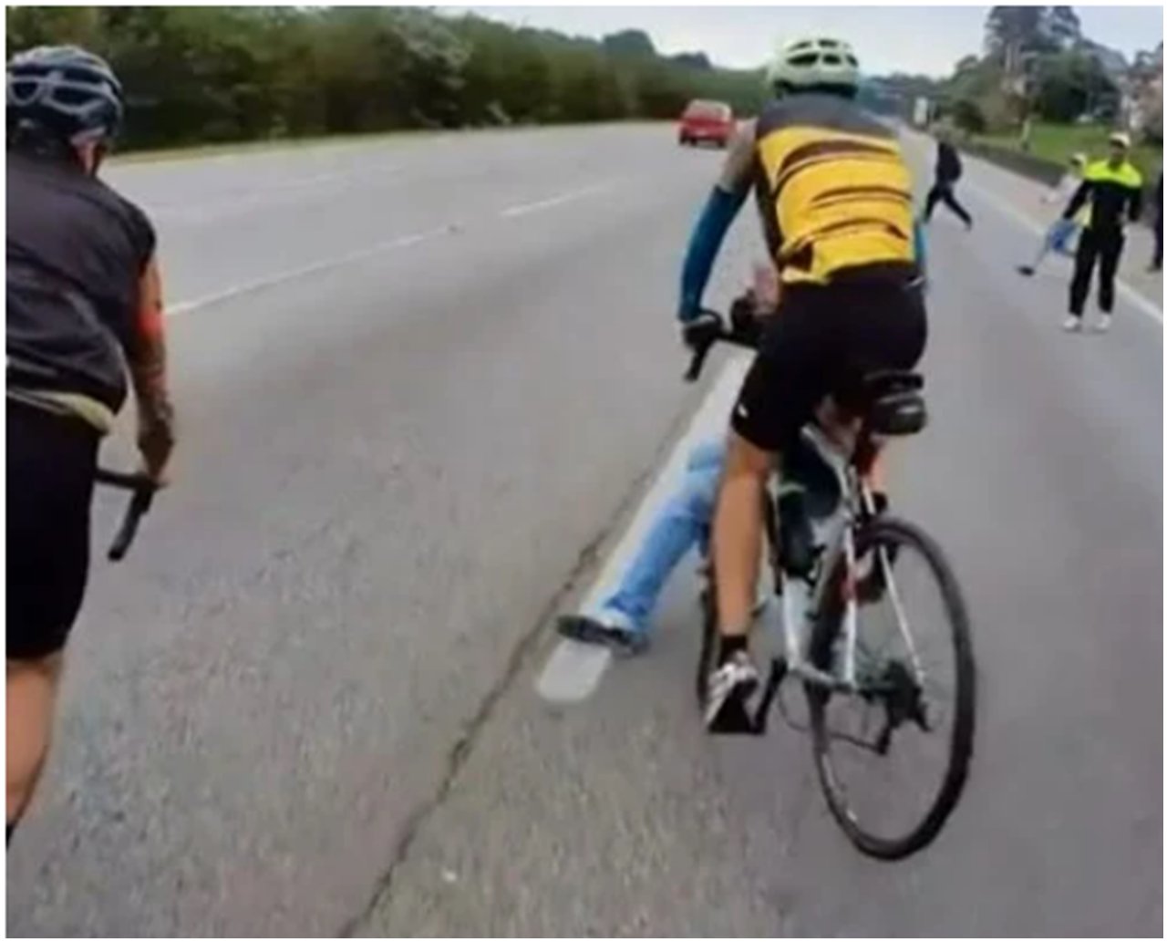 Câmera flagra bandidos derrubando ciclista para roubar bicicleta avaliada em R$ 15 mil  