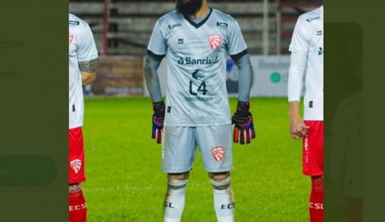 Uh é paredão! Goleiro faz seis defesas em sequência incrível de lances no RS; veja vídeo