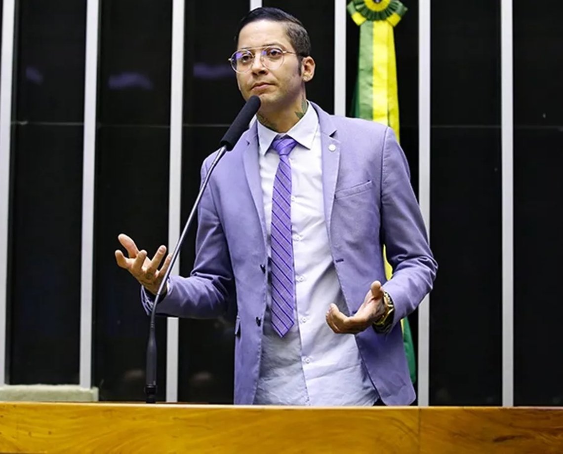 Kannário tem relógio furtado e corre atrás de suspeito durante passeata política em Nazaré; veja vídeo