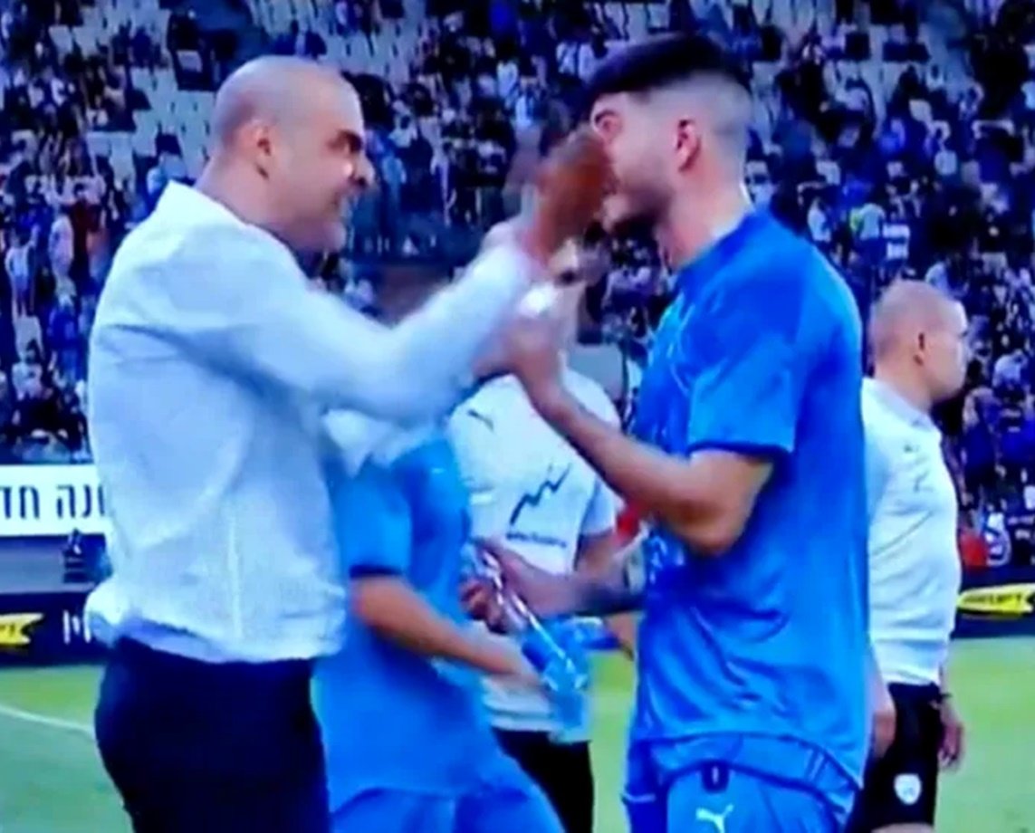  Tapinha? Durante final de equipe sub-21 de Israel, técnico dá tapa em rosto de zagueiro