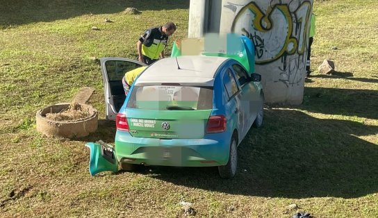 Motorista perde controle da direção, bate carro em poste e atinge pilastra na Avenida Bonocô 