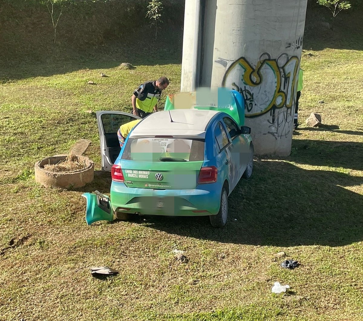 Motorista perde controle da direção, bate carro em poste e atinge pilastra na Avenida Bonocô 