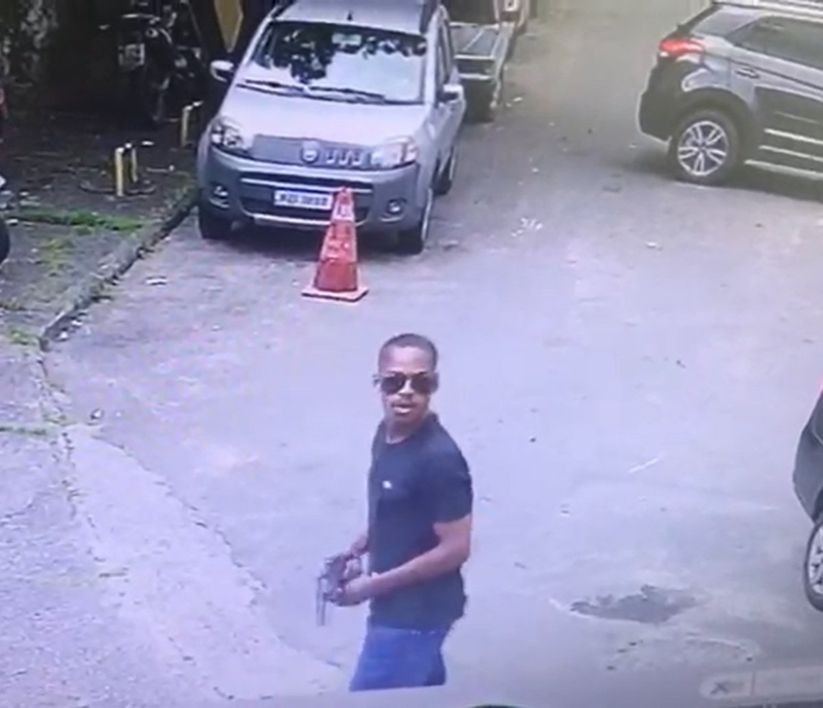 Homem rouba caminhonete no bairro da Vila Laura, em Salvador, e aparece na frente de câmera de segurança  