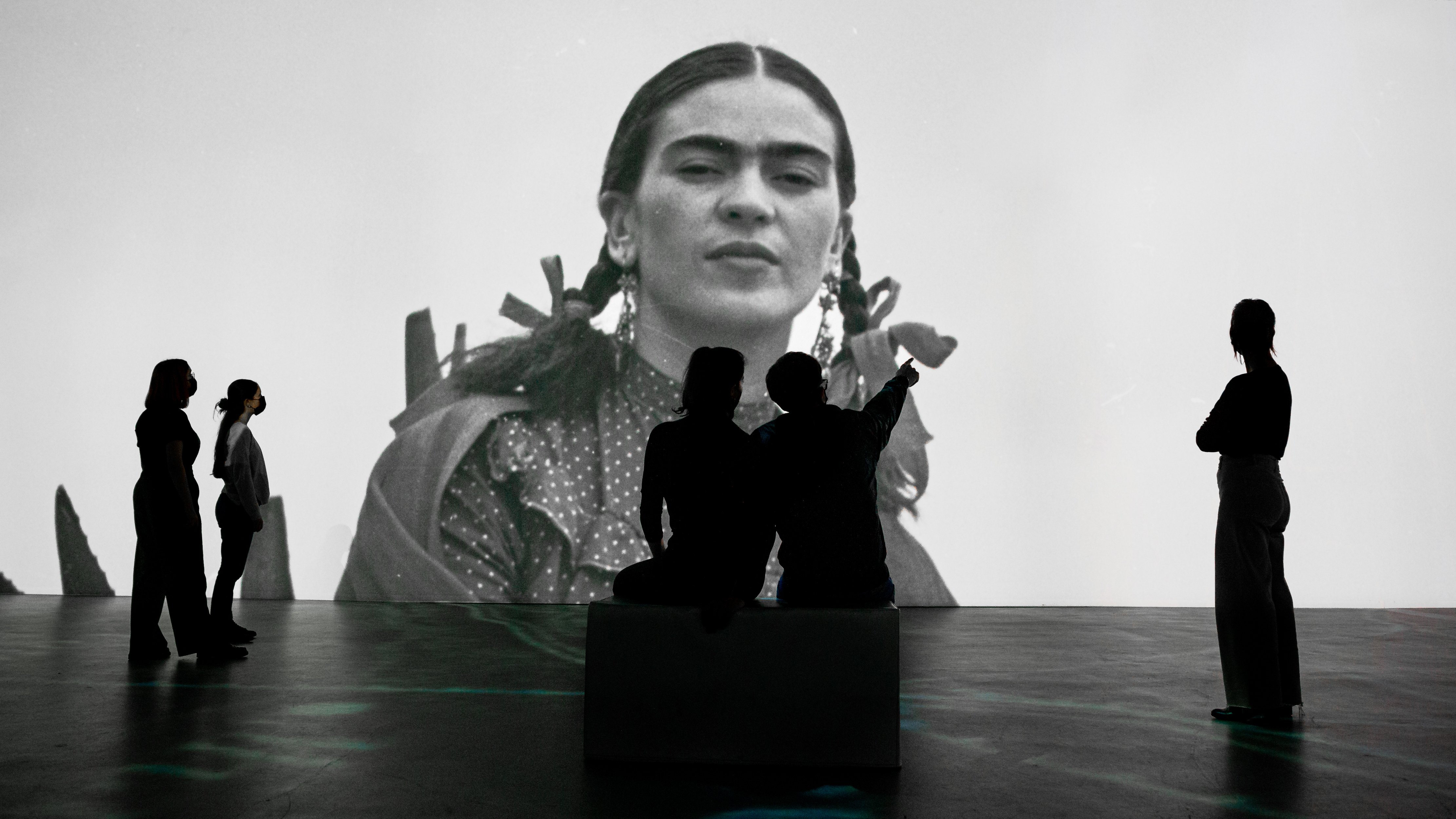 Exposição internacional que homenageia a artista Frida Kahlo chega a Salvador; confira datas e valores