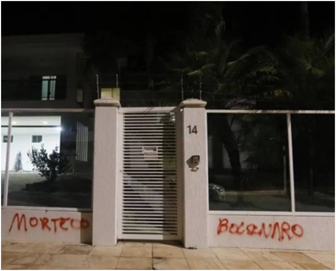 Ex-mulher de Bolsonaro tem casa pichada e carro apedrejado