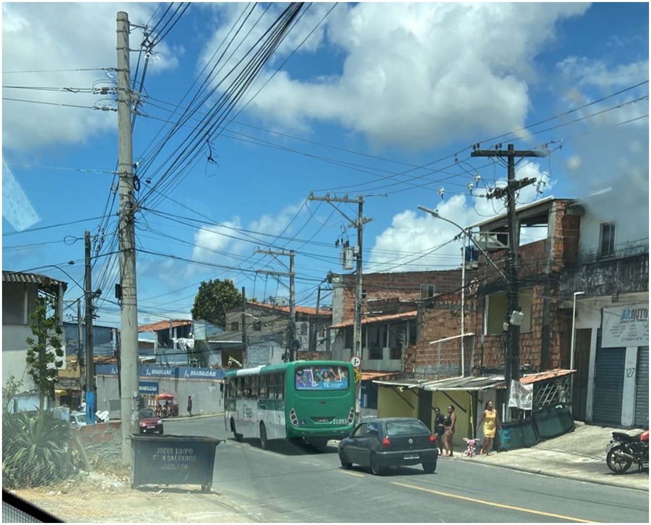 Terror no "buzu": bandidos invadem ônibus, retiram homem e o executam em Salvador  