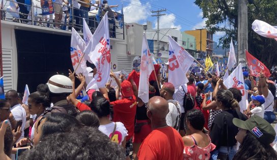 Militantes de ACM Neto e do PT se encontram durante carreata do candidato a governador; assista