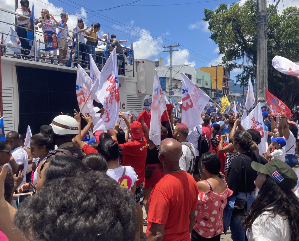 Militantes de ACM Neto e do PT se encontram durante carreata do candidato a governador; assista