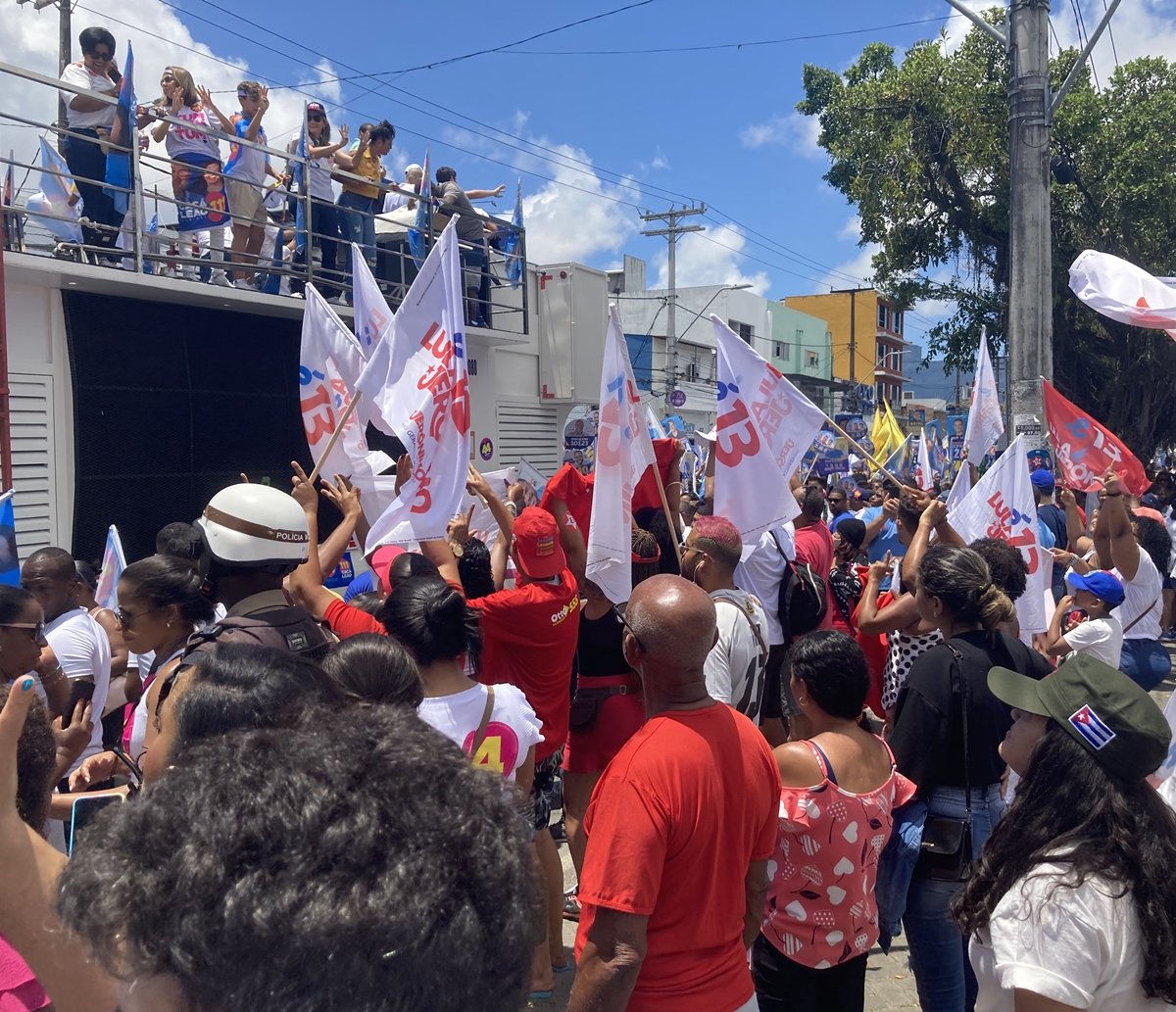 Militantes de ACM Neto e do PT se encontram durante carreata do candidato a governador; assista