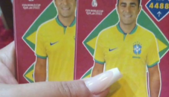 Candidato faz campanha com 'santinhos' de figurinhas da Copa do Mundo