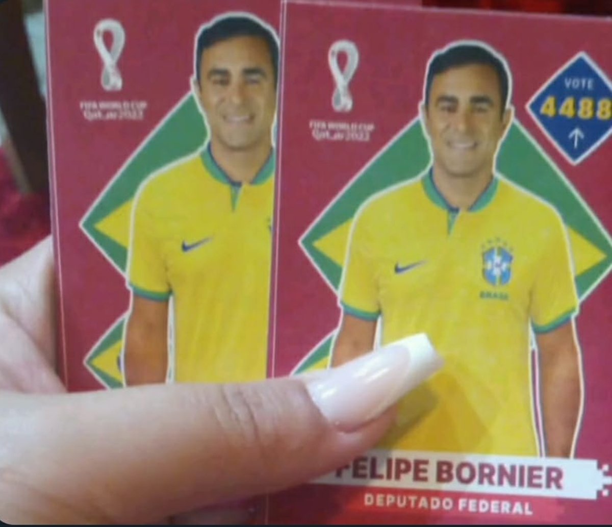 Candidato faz campanha com 'santinhos' de figurinhas da Copa do Mundo