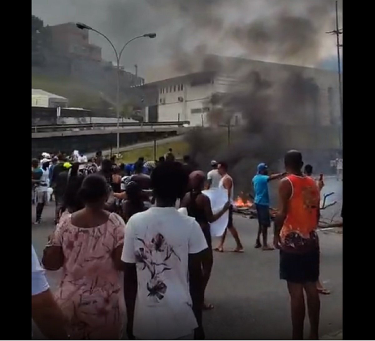 Protesto por morte de mulher em ação policial interdita trânsito nas avenidas Ogunjá e Bonocô