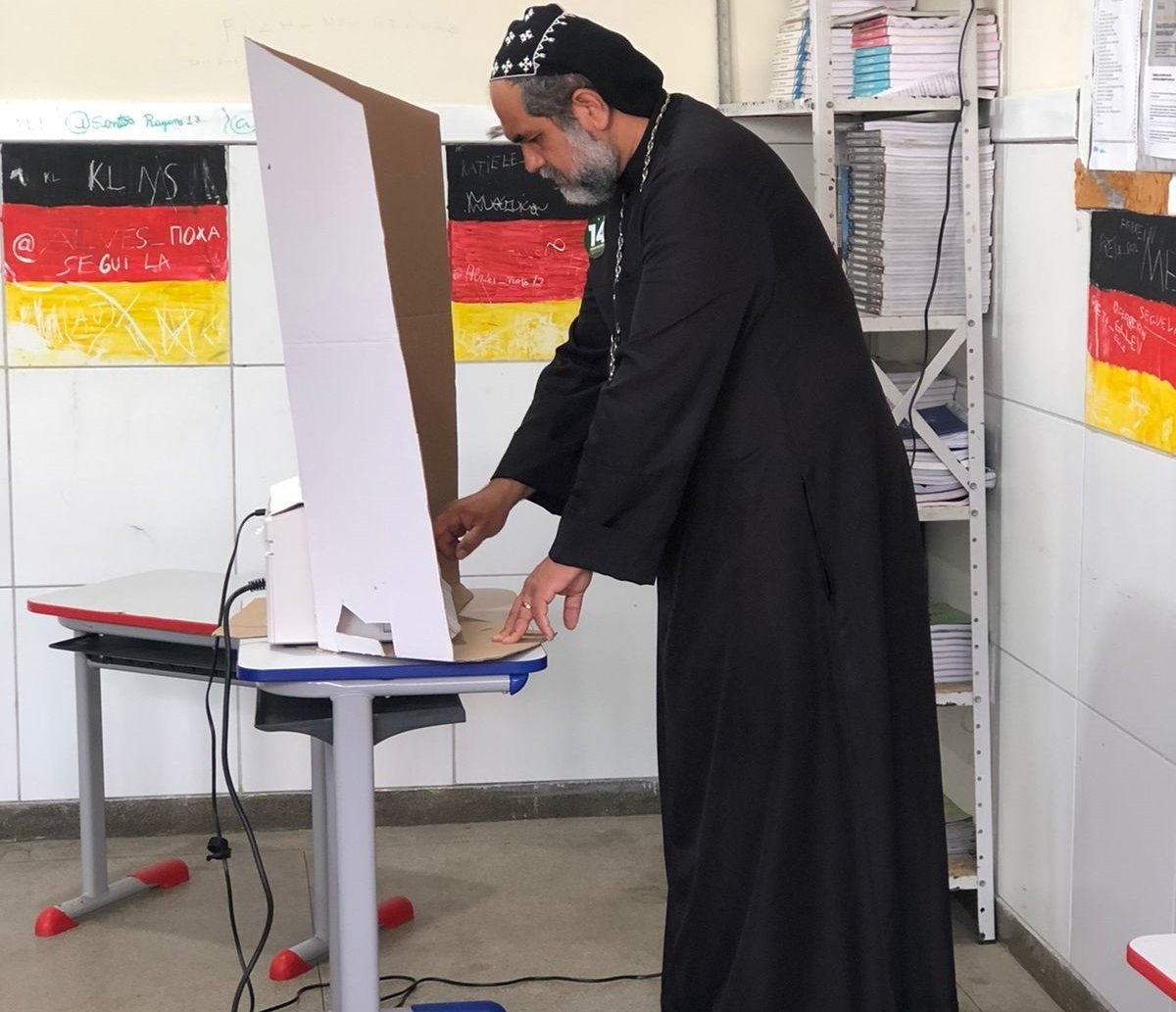 Em Salvador, o presidenciável Padre Kelmon chegou cedo ao local de votação