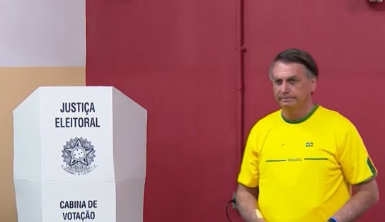 De verde e amarelo Bolsonaro votou nesta manhã no Rio de Janeiro; "que vença o melhor" 