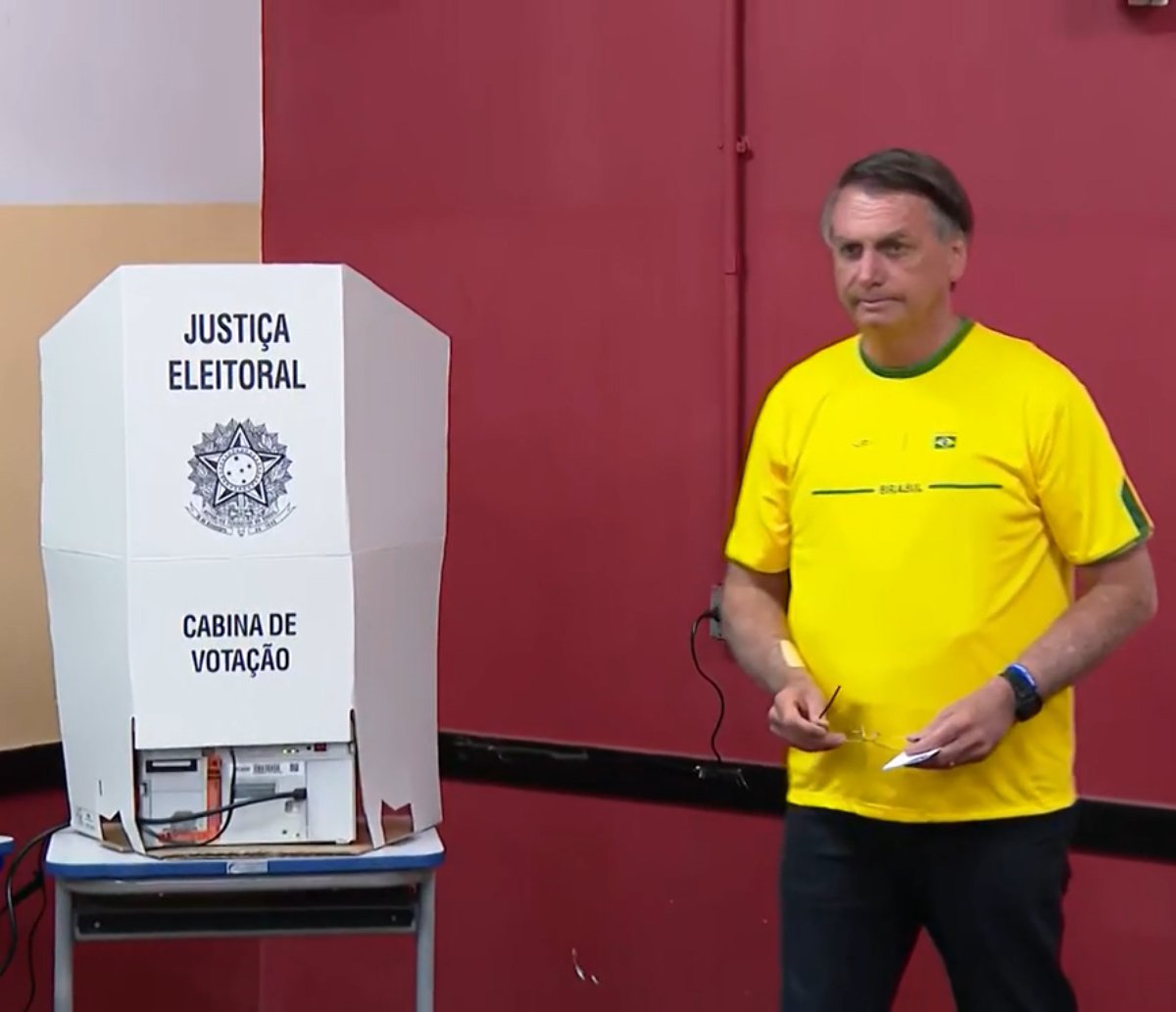 De verde e amarelo Bolsonaro votou nesta manhã no Rio de Janeiro; "que vença o melhor" 