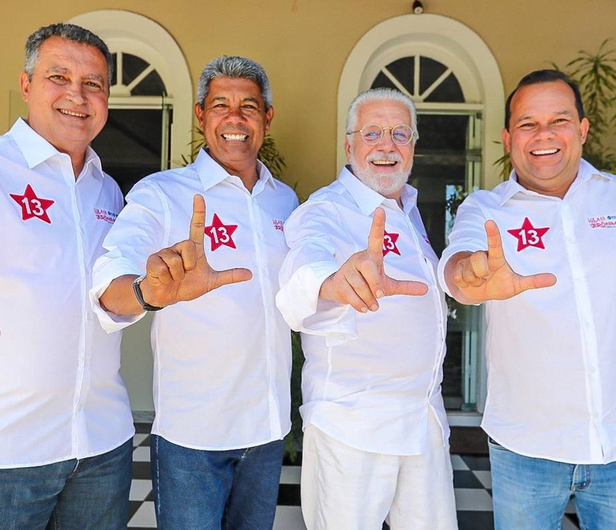 Acompanhado do governador, Jerônimo Rodrigues votou no bairro de Brotas, em Salvador