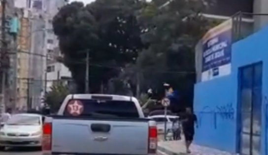 Homem é flagrado fazendo "chuva de santinhos" de dentro do carro em Salvador; veja vídeo 