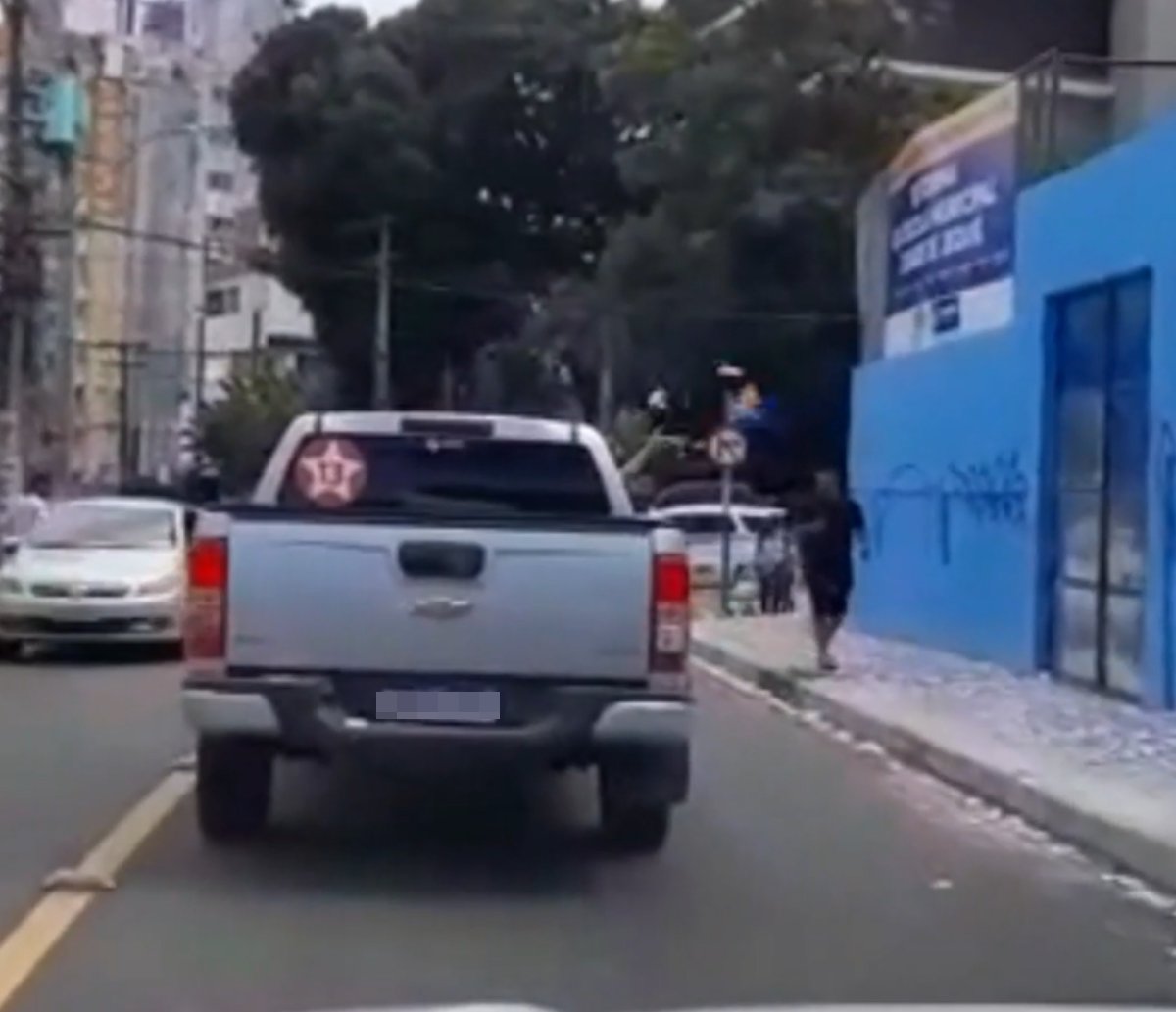 Homem é flagrado fazendo "chuva de santinhos" de dentro do carro em Salvador; veja vídeo 