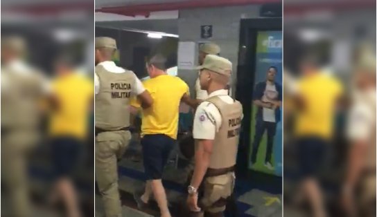 Vestido com camisa amarela, homem é preso por chamar mesária de "negra incompetente" em Salvador; assista  